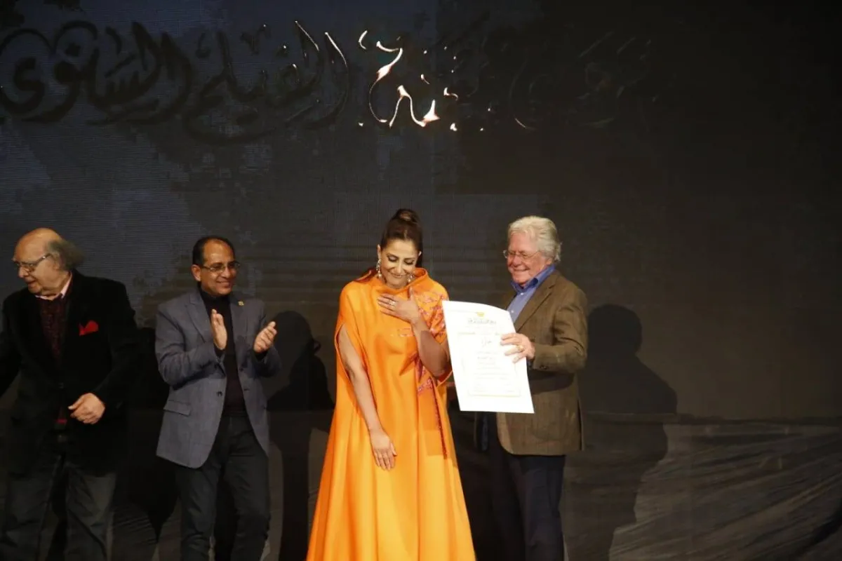 حنان مطاوع تتلقي التكريم - تصوير محمد عربي