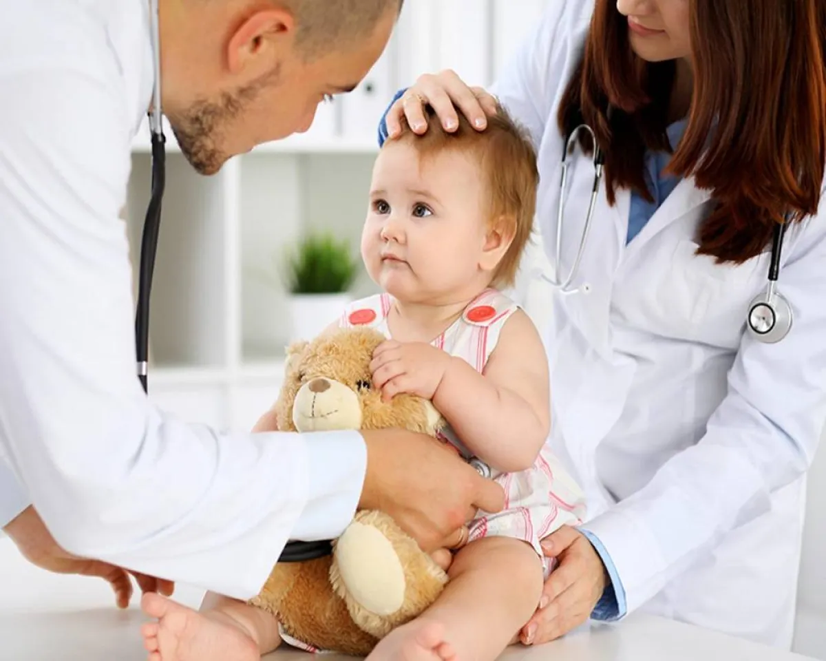 صورة لطبيب يقوم بتشخيص أسباب الحساسية