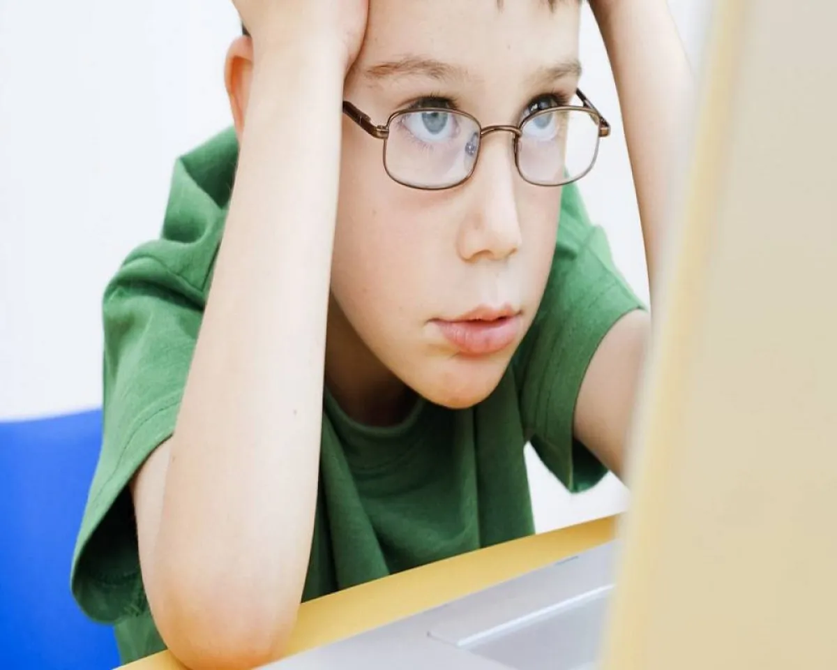 صورة لطفل يحدق في شاشة الكمبيوتر