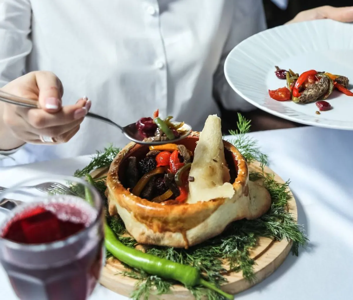 صورة لامرأة تتناول اللحوم