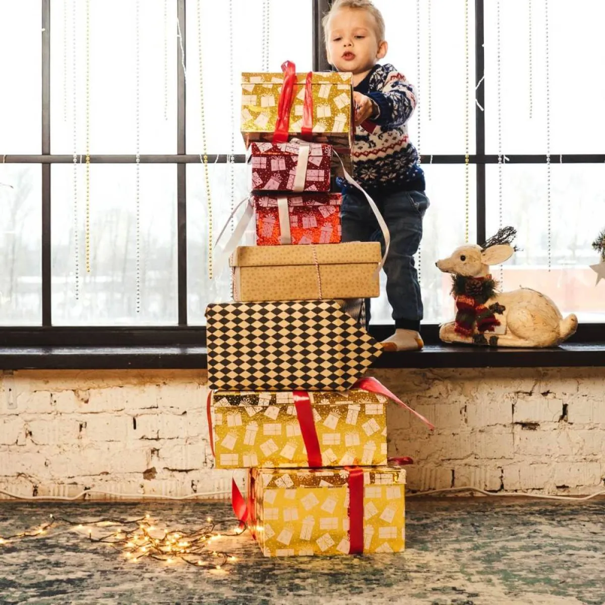 صورة لطفل وهدايا كثيرة