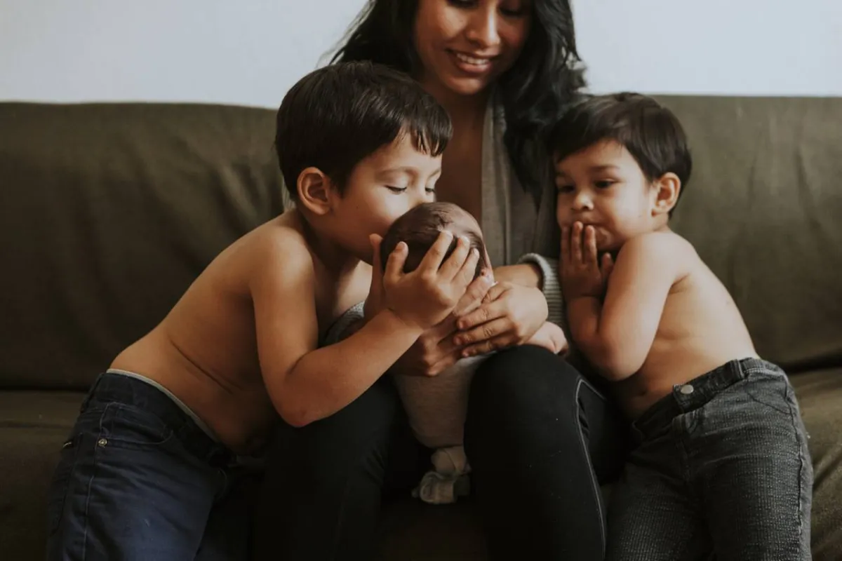 صورة لإخوة مع أمهم