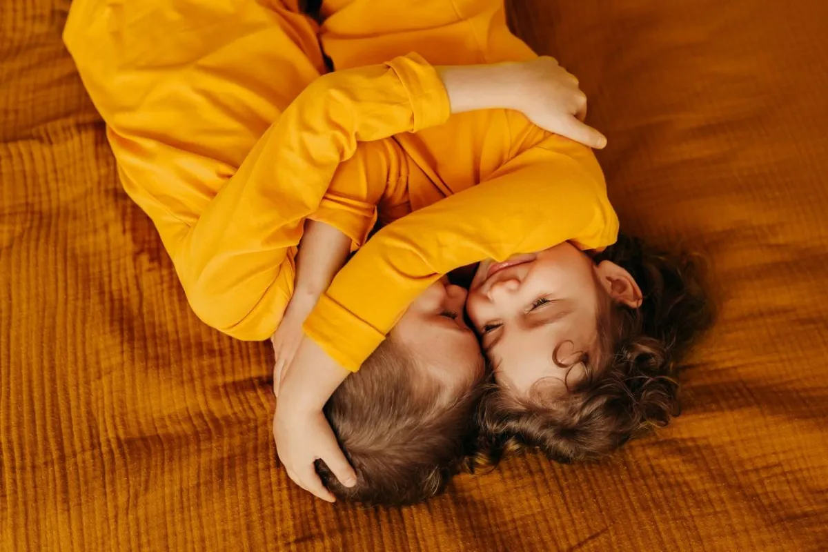 صورة لأخين يعانقان بعضهما