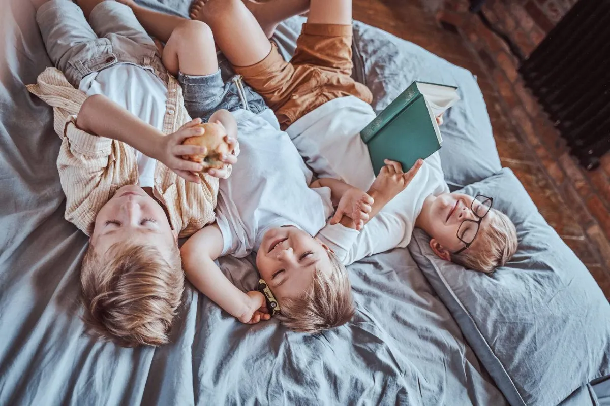 صورة لإخوة يمرحون