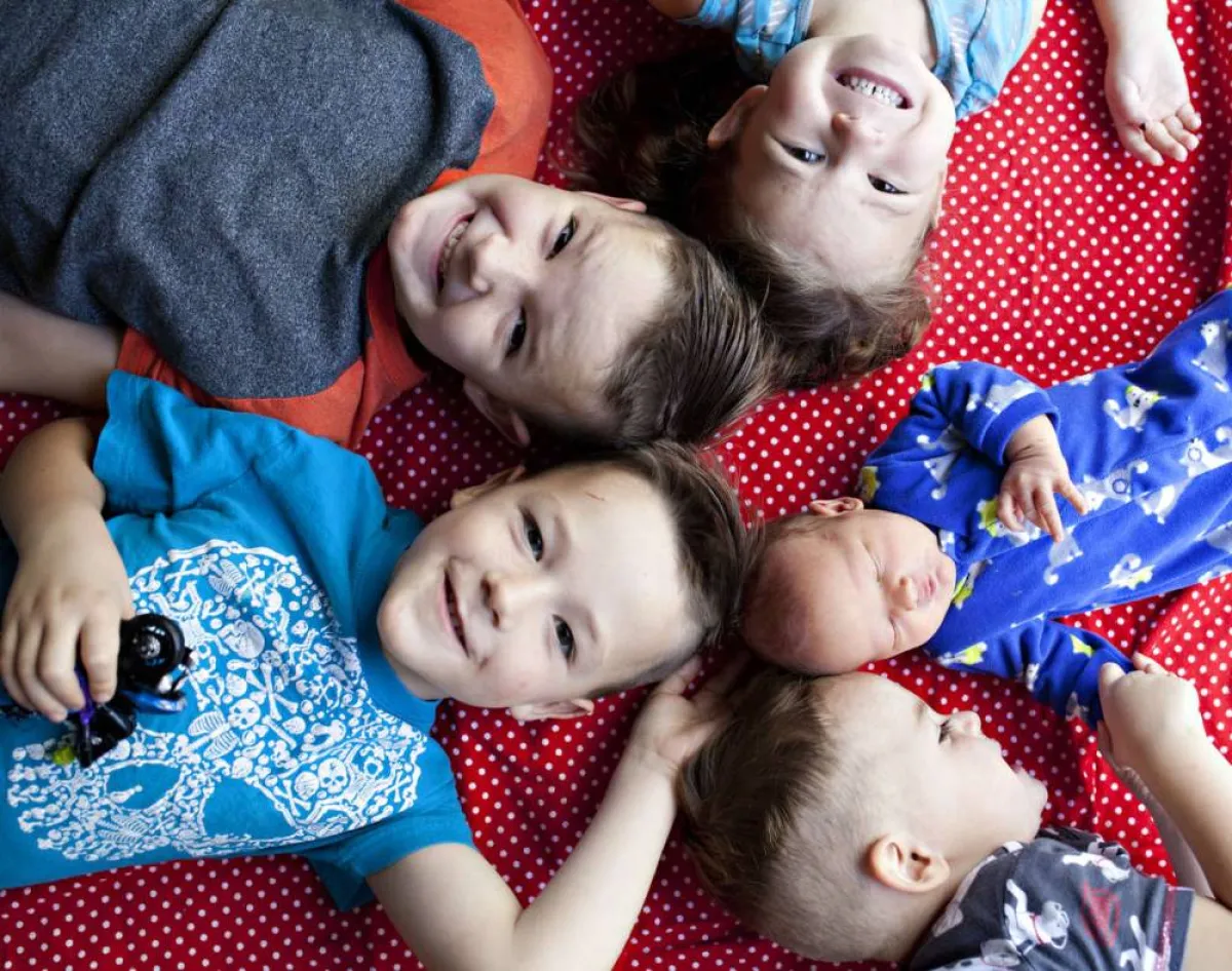 صورة لـ 5 إخوة