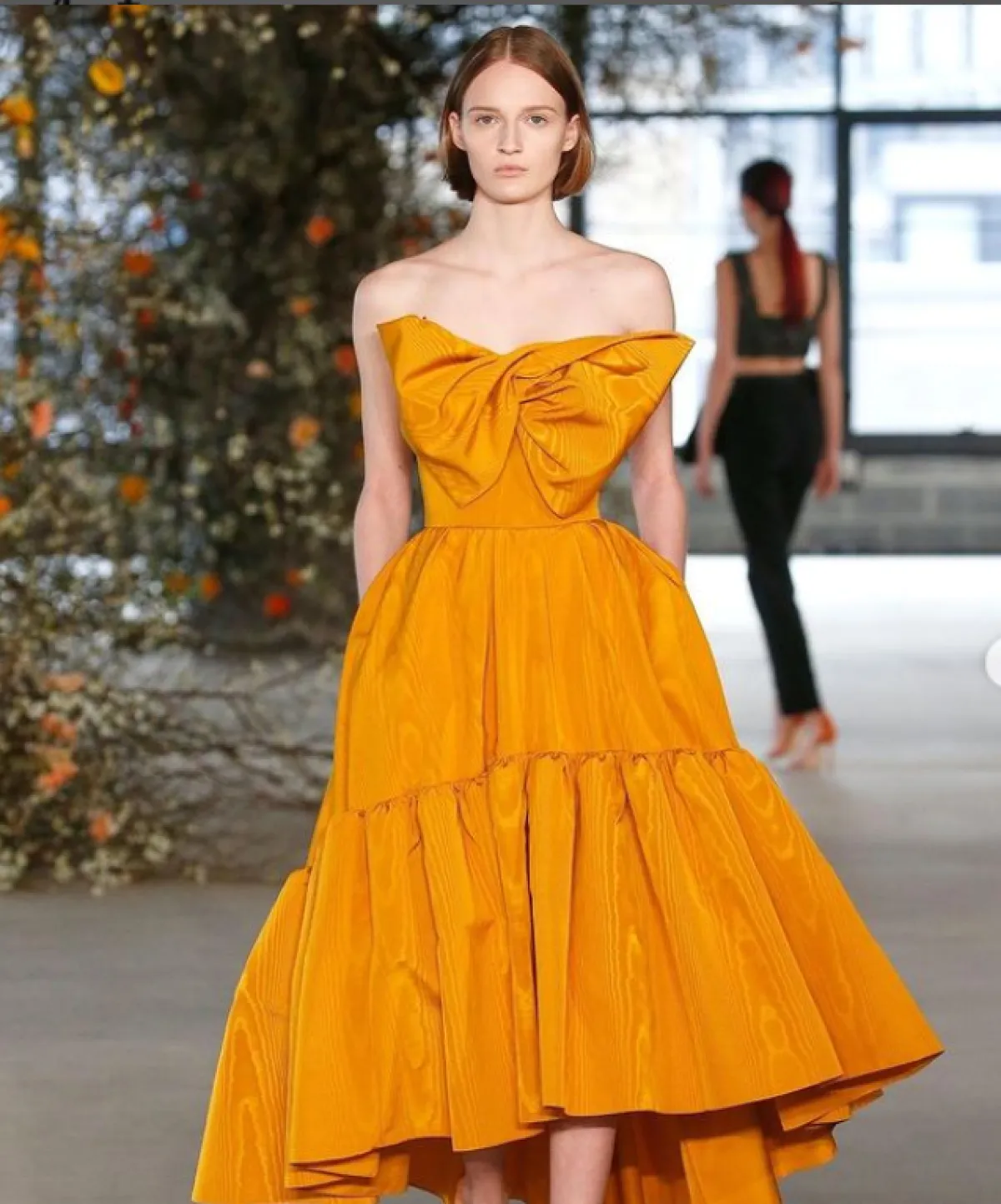 فستان اصفر للمصمم جايسون وو