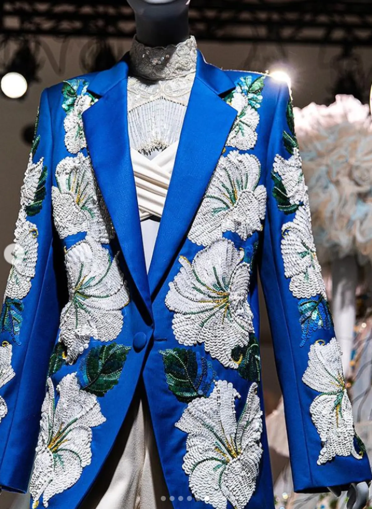 سترة مطبعة بالزهور البيضاء من رودارتي