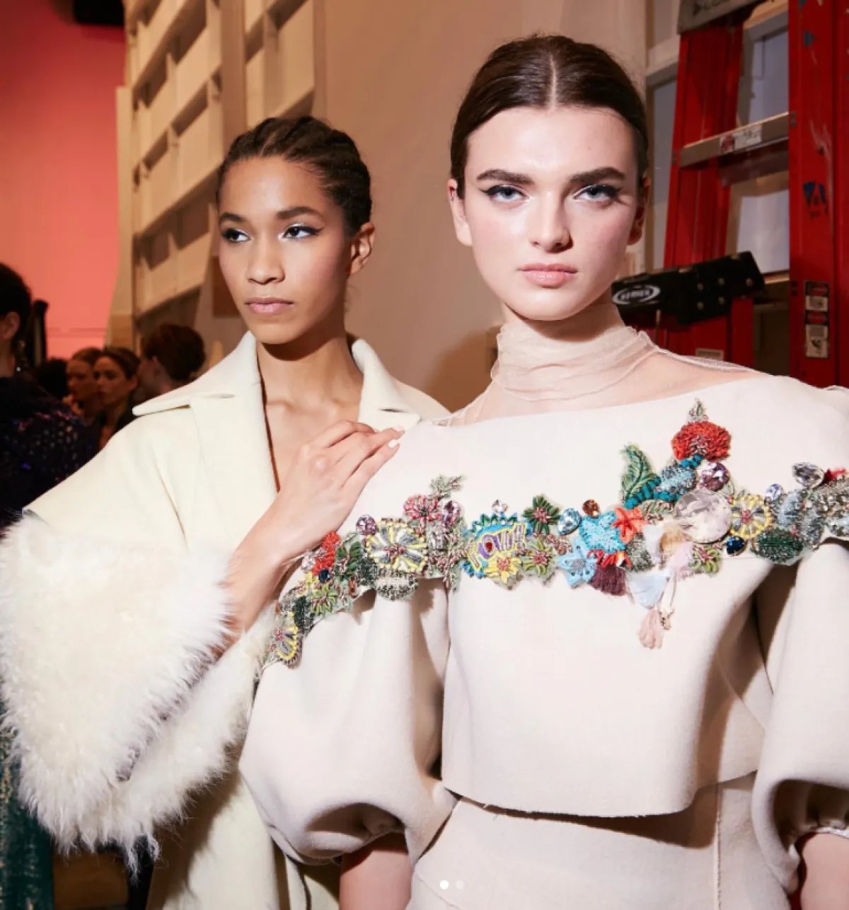 تاييرات مطرزة بالورود من سونغ جونغ وان