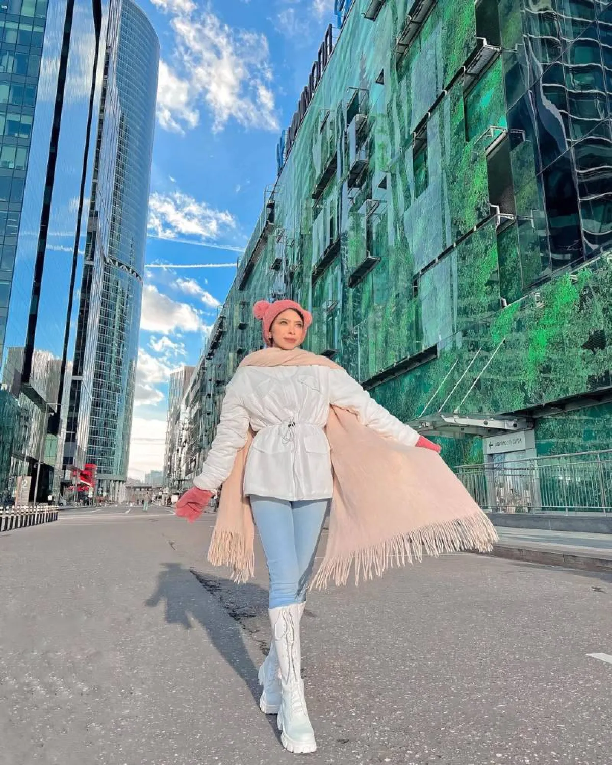 منة السني بوشاح باللون البيج الباستيل مع جاكيت باللون الأبيض