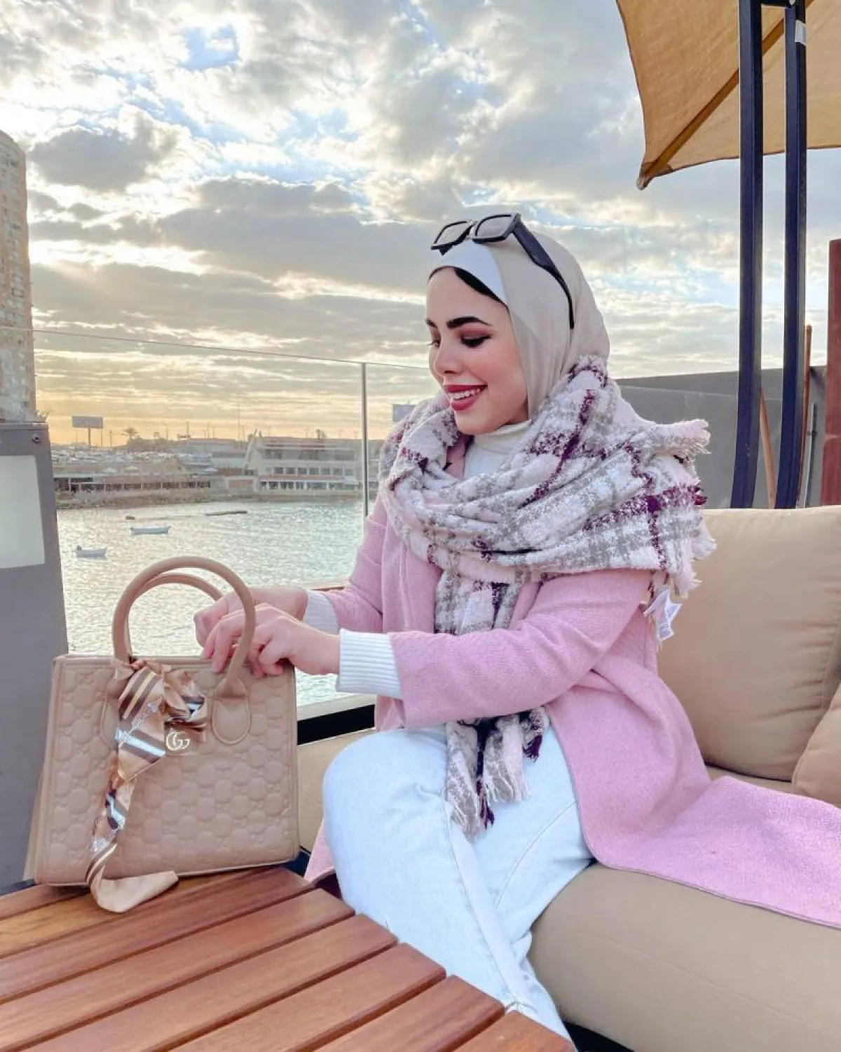 مي محمد بوشاح كاروهات ومعطف وردي