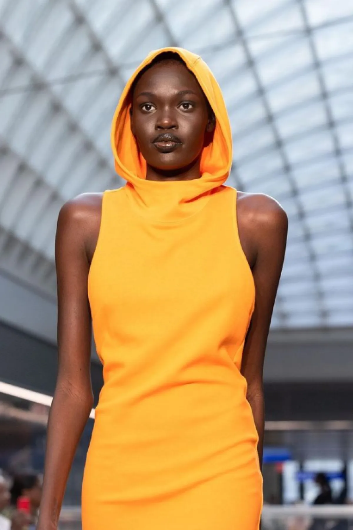 فستان مع غطاء للراس من غليمو لخريف 2022