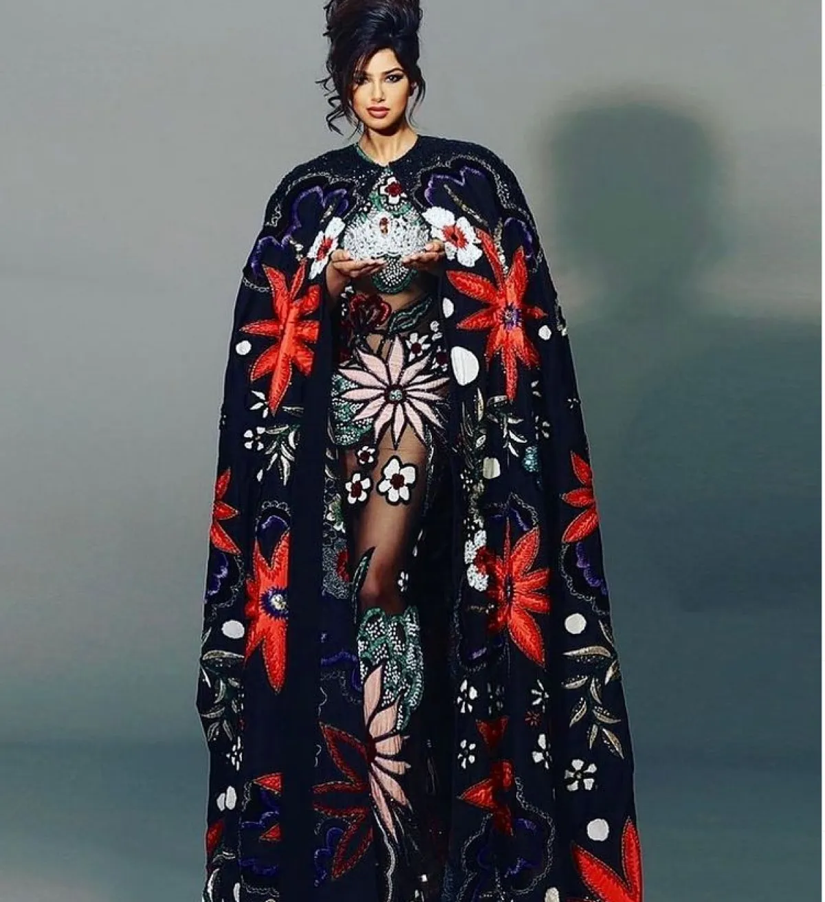 فستان مطرز بزهور ثثلاية البعد من نعيم خان