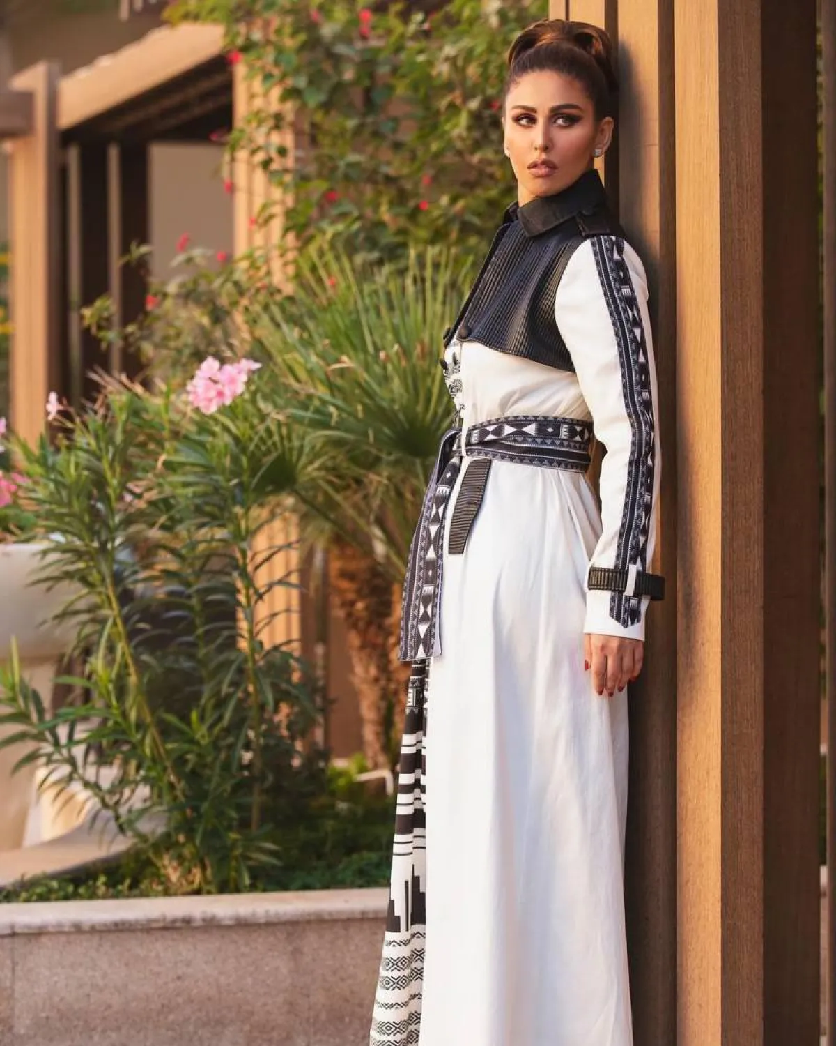 مي سليم بفستان مونوكروم من الجلد باللونين الأبيض والأسود