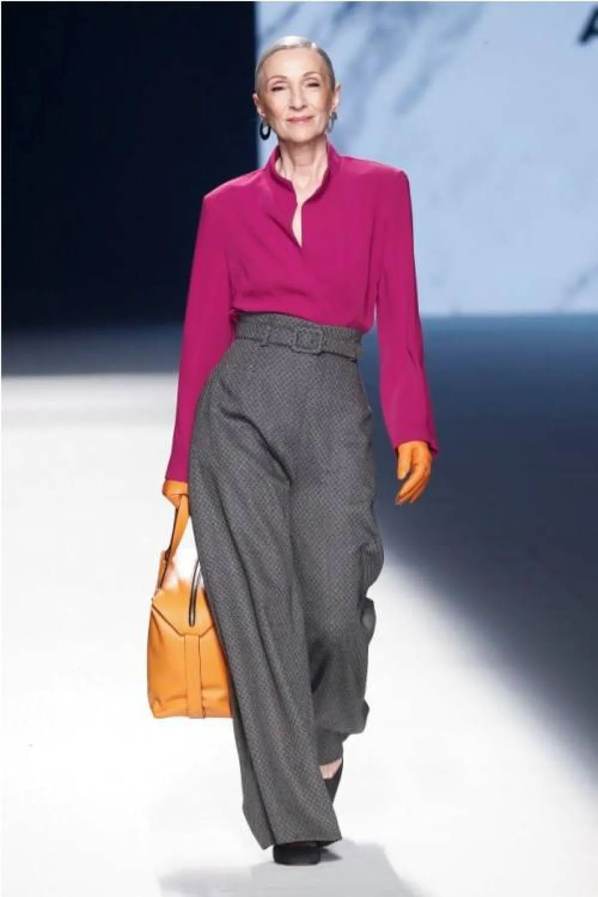 البنطلون الرمادي مع الفوشيا من أينجل شلاسر  Angel Schledder