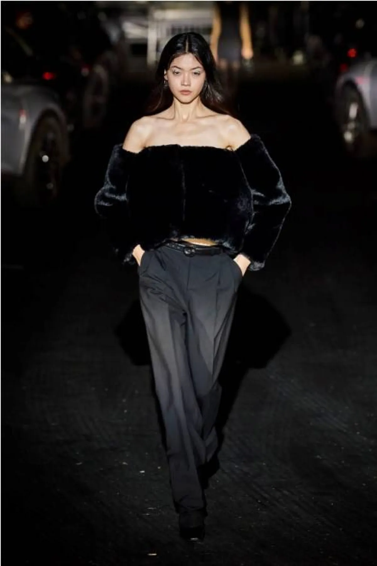 طلّة رسمية بالبنطلون الرمادي من كوبرني  Coperni