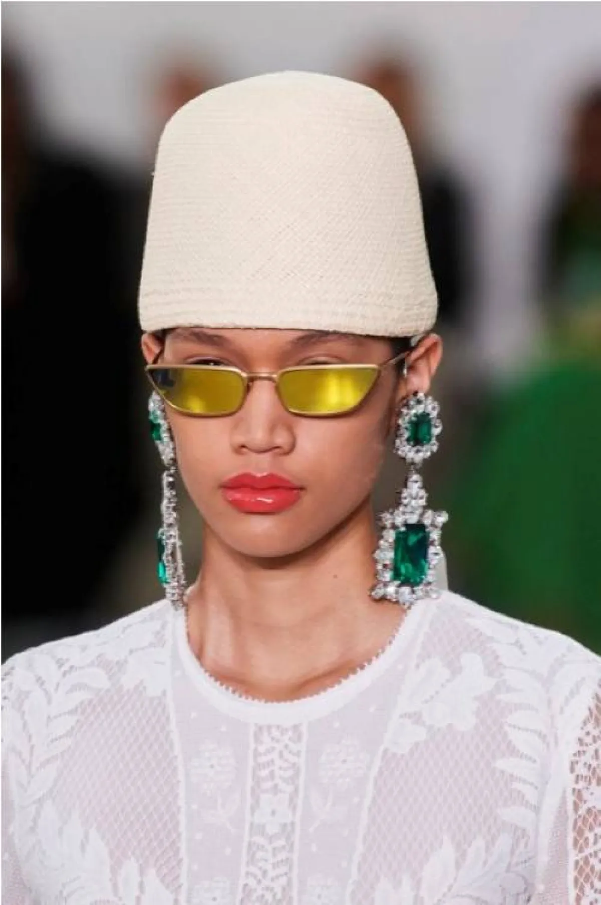 نظارت شمسية باللون الأصفر من جيامباتيستا فالي  Giambattista  Valli