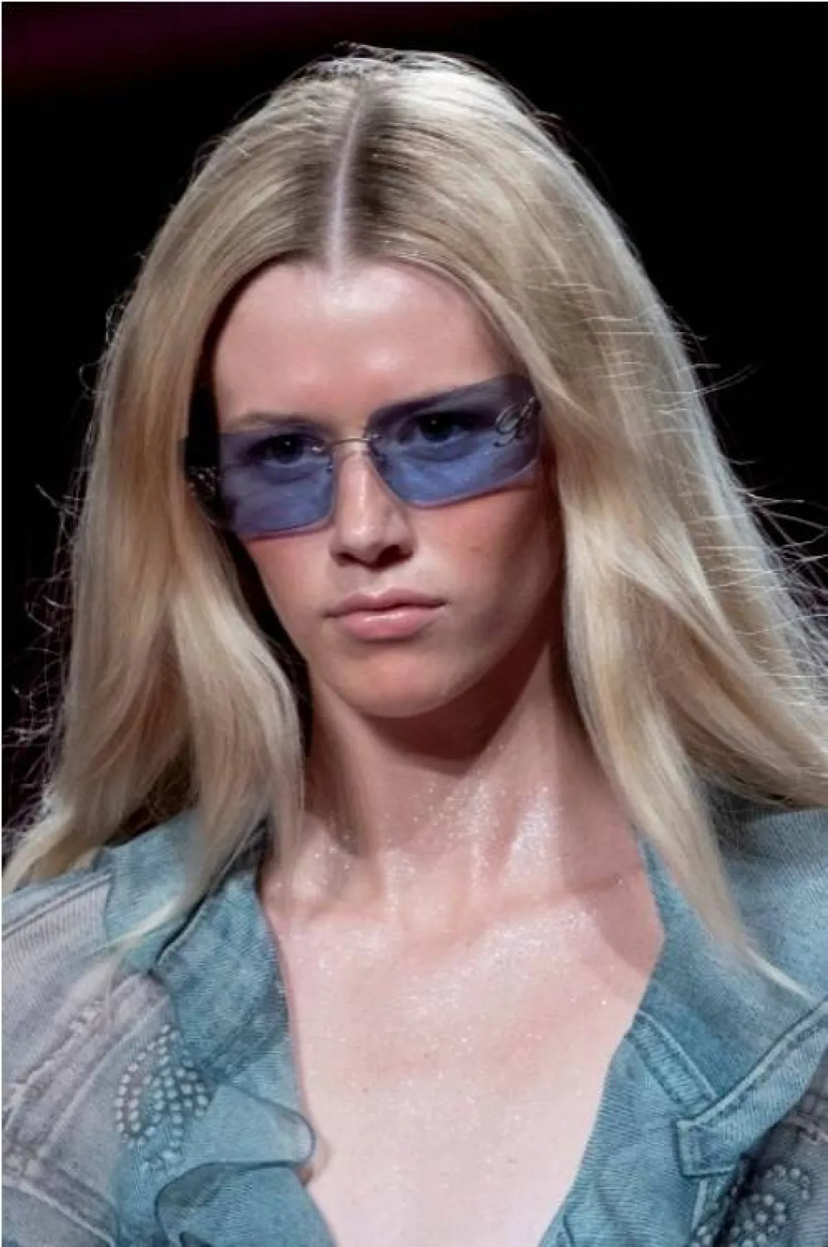 نظارات شمسية باللون الأزرق من بلومارين  Blumarine