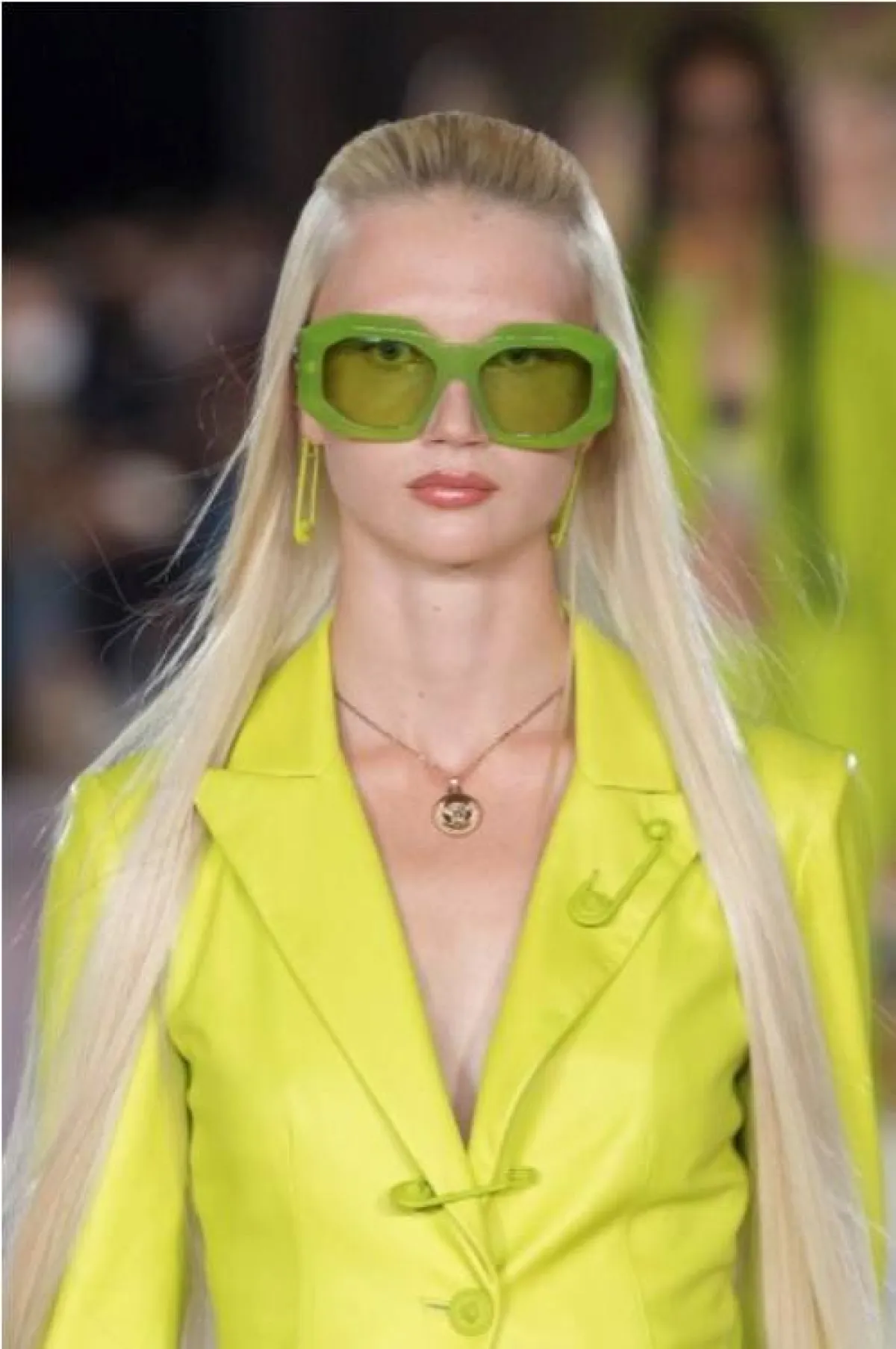 نظارات شمسية باللون الأخضر من فيرساتشي  Versace