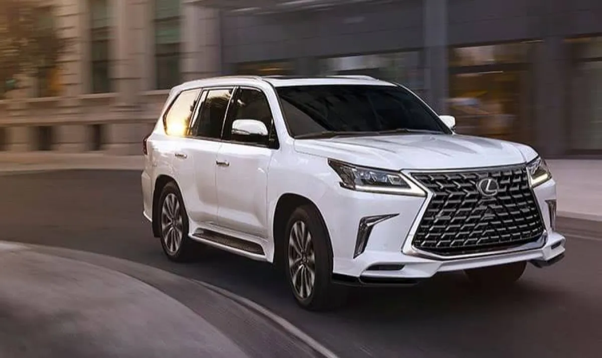 مزاد على أول سيارة لكزس 2022 تصل الرياض تباع بسعر صادم