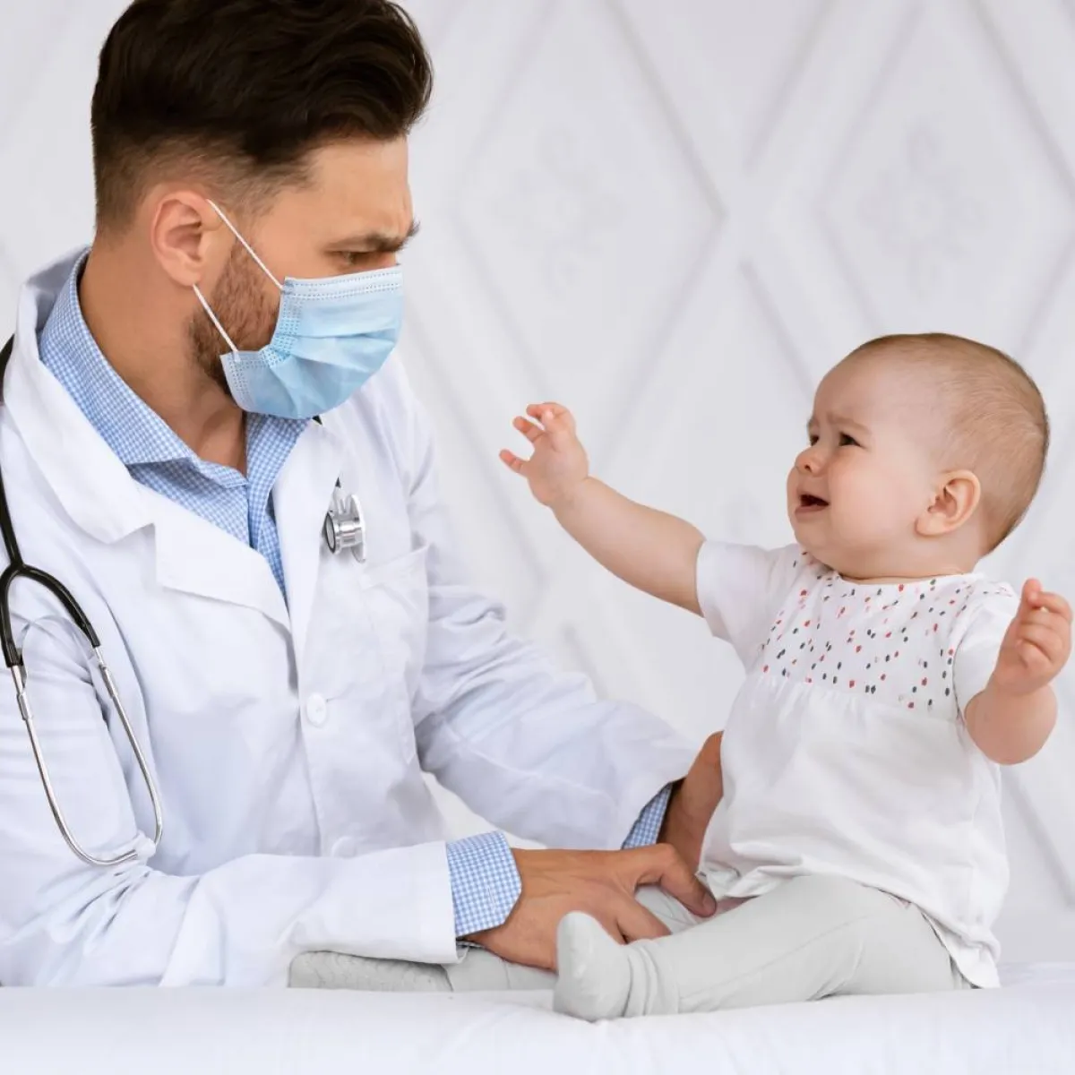 صورة لطبيب ومولود