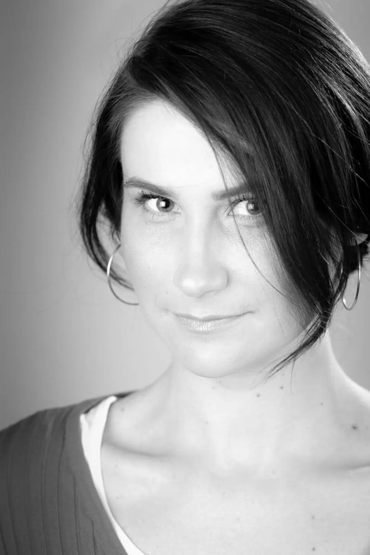 كريستينا فلوتور رئيسة لجنة تحكيم مسابقة الأفلام الطويلة بمهرجان أسوان - الصورة من المسؤول الإعلامي للمهرجان