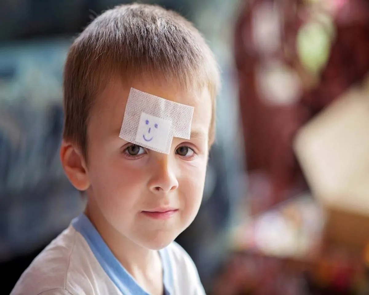 صورة لطفل مصاب بجرح في الرأس