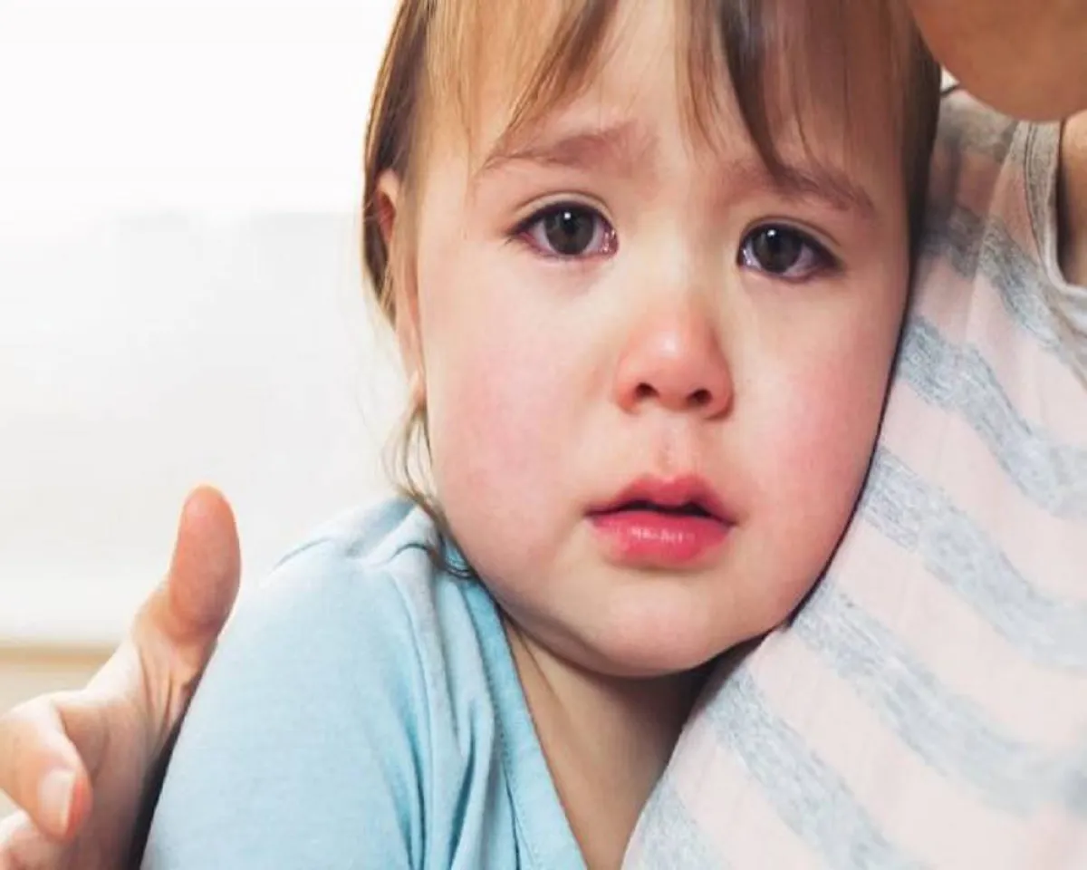 صورة لطفل صغير يبكي