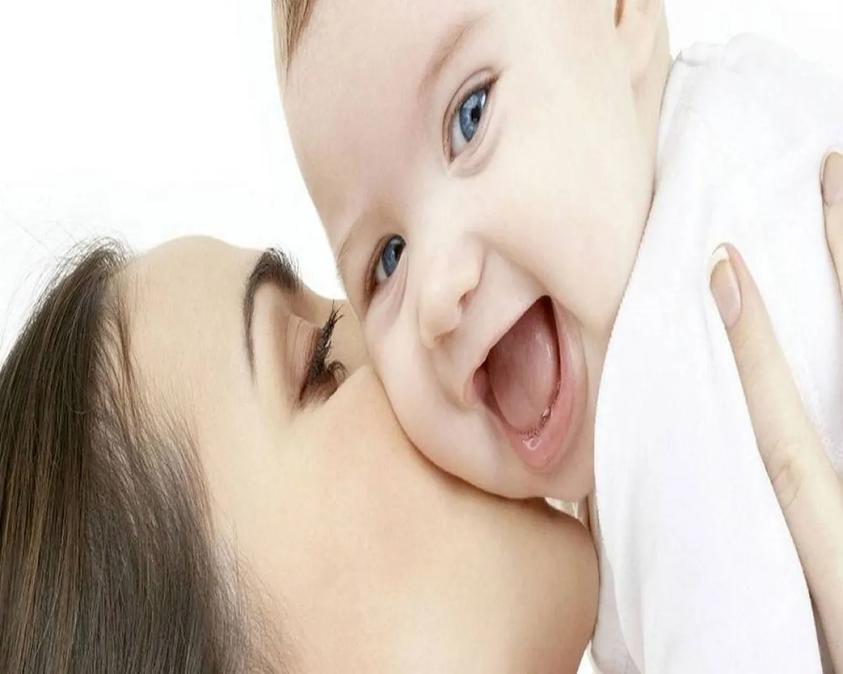 صورة لأم تقبل طفلها