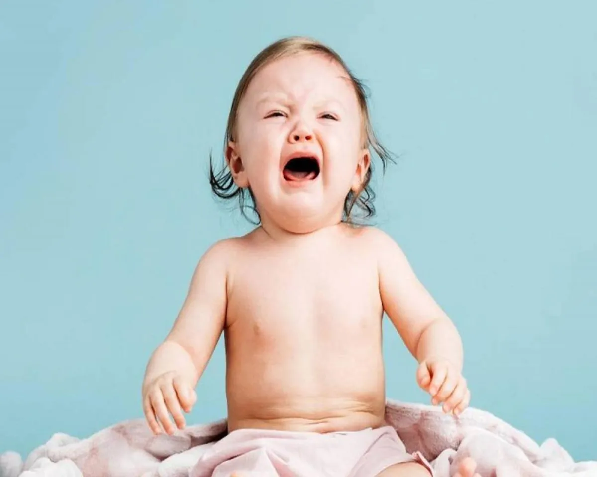 صورة لطفل صغير يبكي