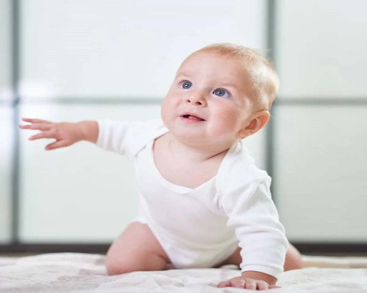 صورة لرضيع يحاول الزحف