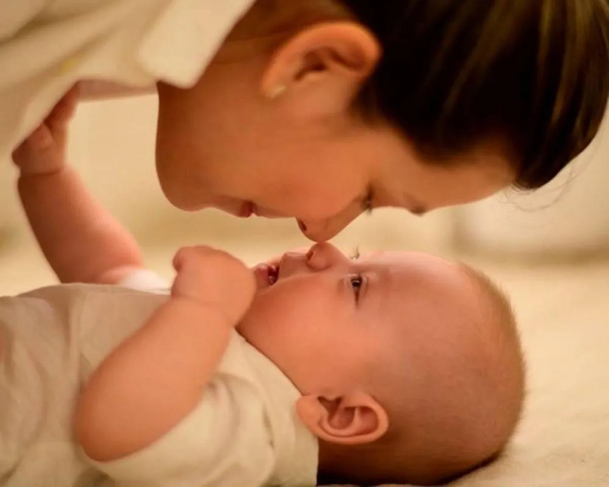 صورة لطفل رضيع ينظر لأمه