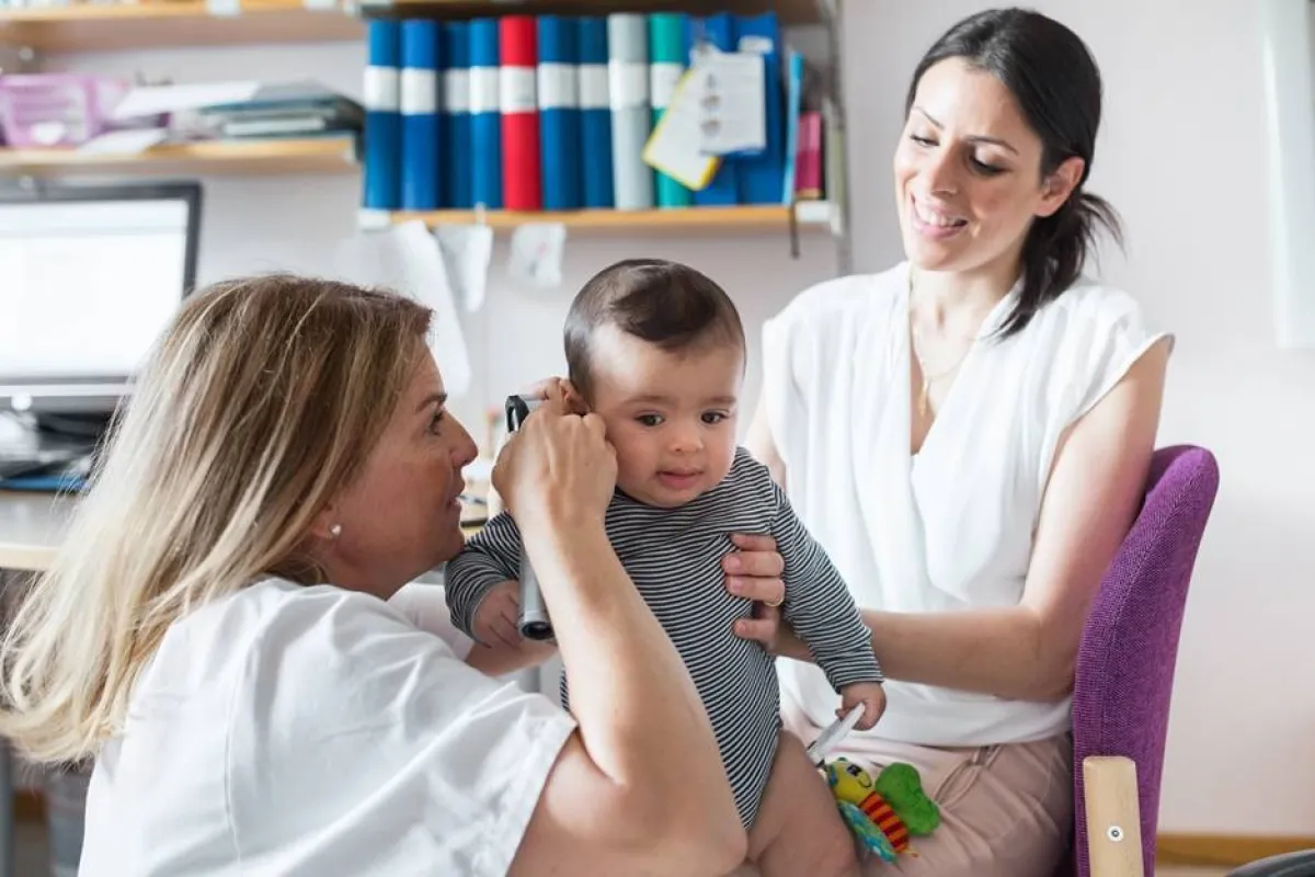 صورة لرضيع يخضع لفحص حواسه 