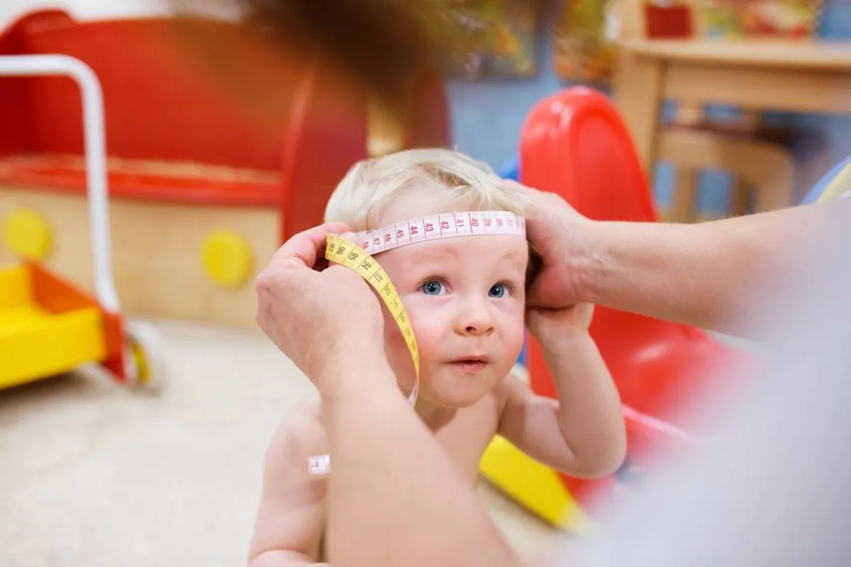 صورة لأخذ قياسات رأس الرضيع للتأكد من نموه العصبي