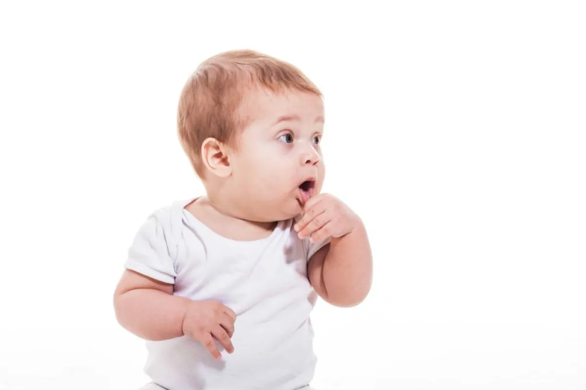 صورة لرضيع في الشهر الخامس يتعرف على الحواس