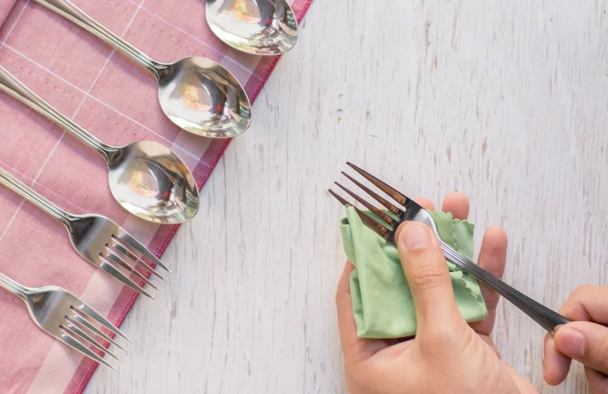 مستحضرات منزلية فعّالة في تلميع أواني المائدة الفضّة