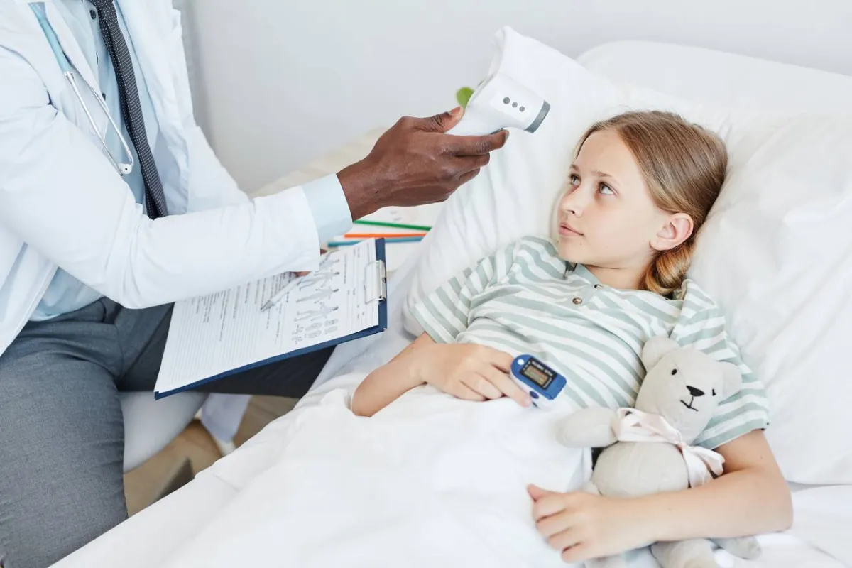 صورة لطبيب يفحص فتاة