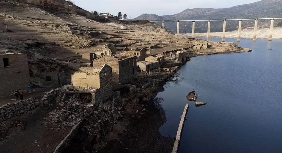قرية أسبانية طمستها المياه، وكشف عنها الجفاف