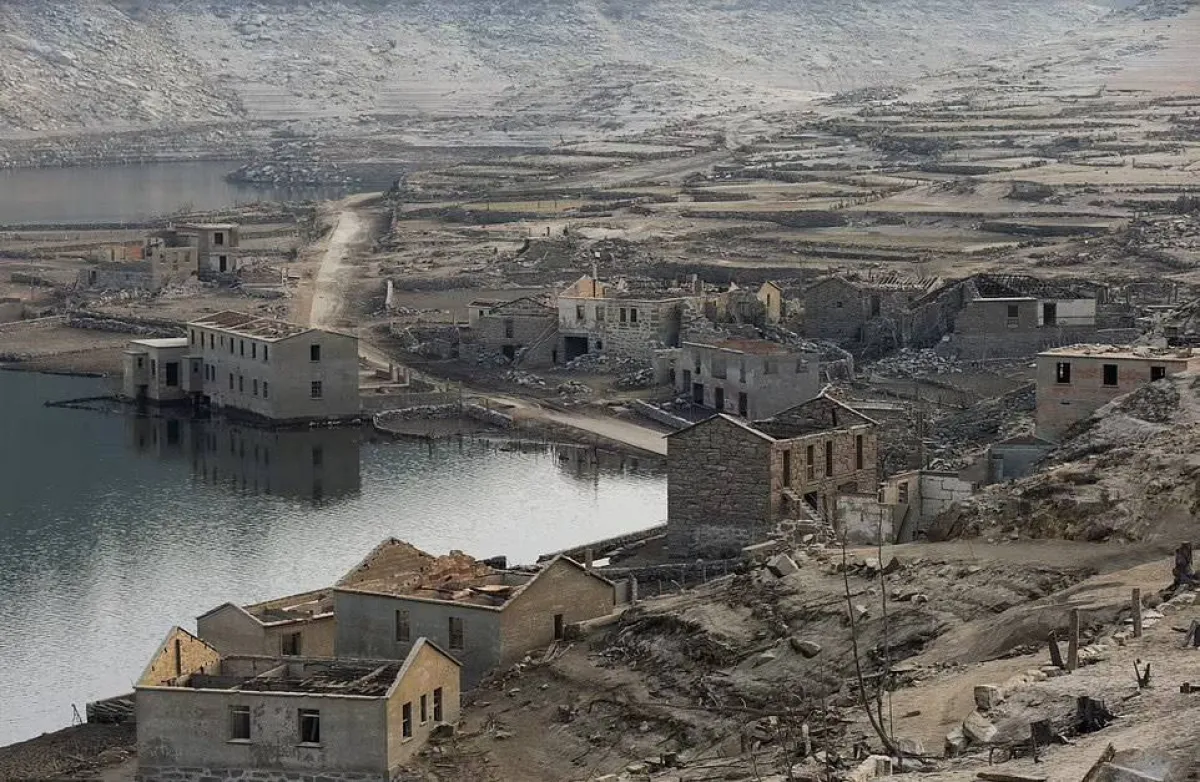 قرية أسبانية طمستها المياه، وكشف عنها الجفاف