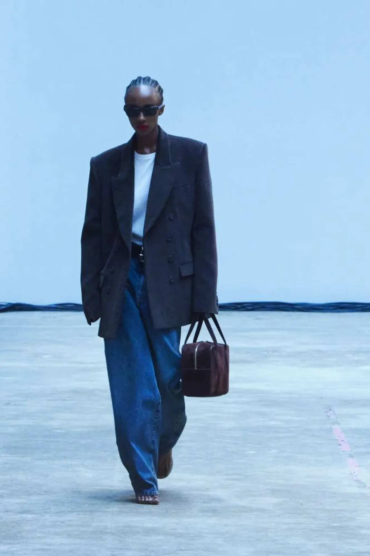 بدلة واسعة كحلية من كايتي 