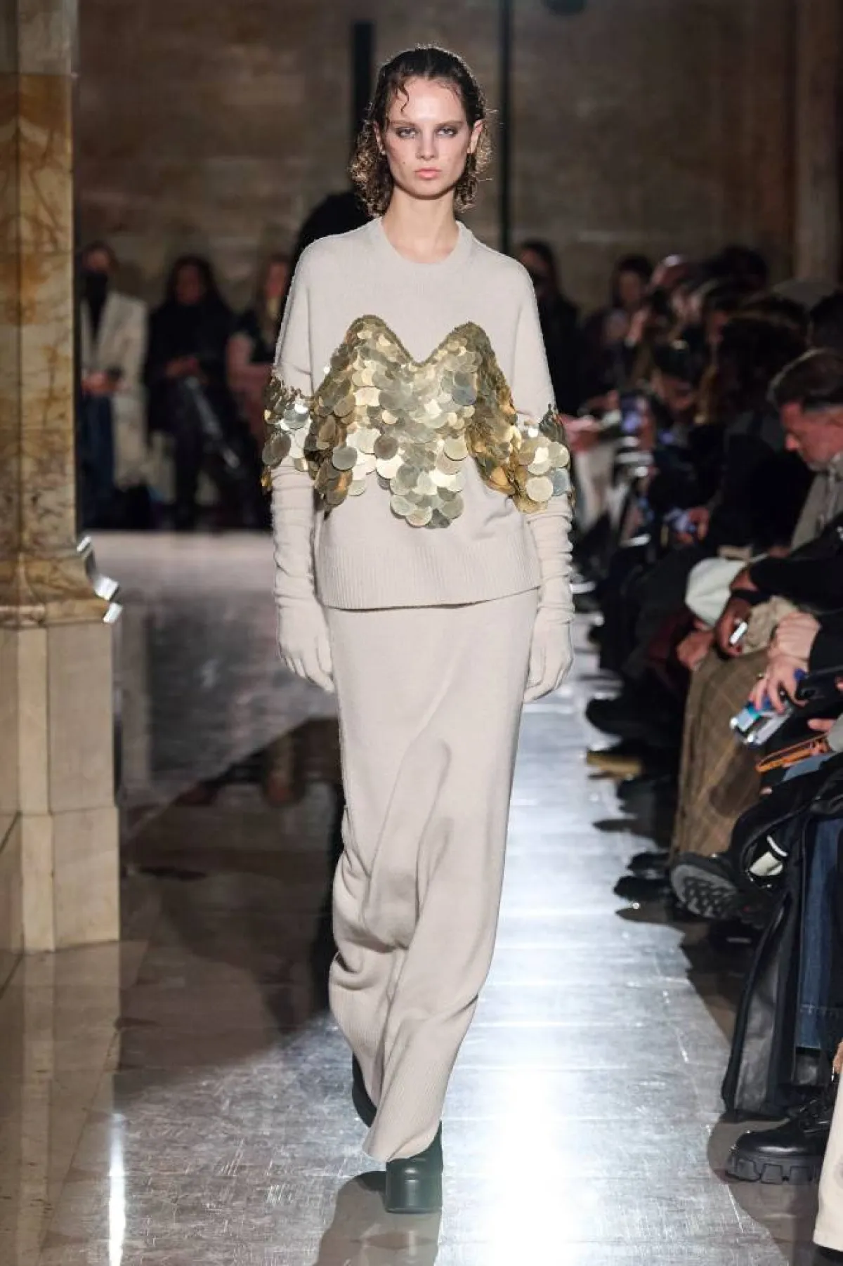 بدلة بيضاء مزخرفة بالترتر من التوزارا