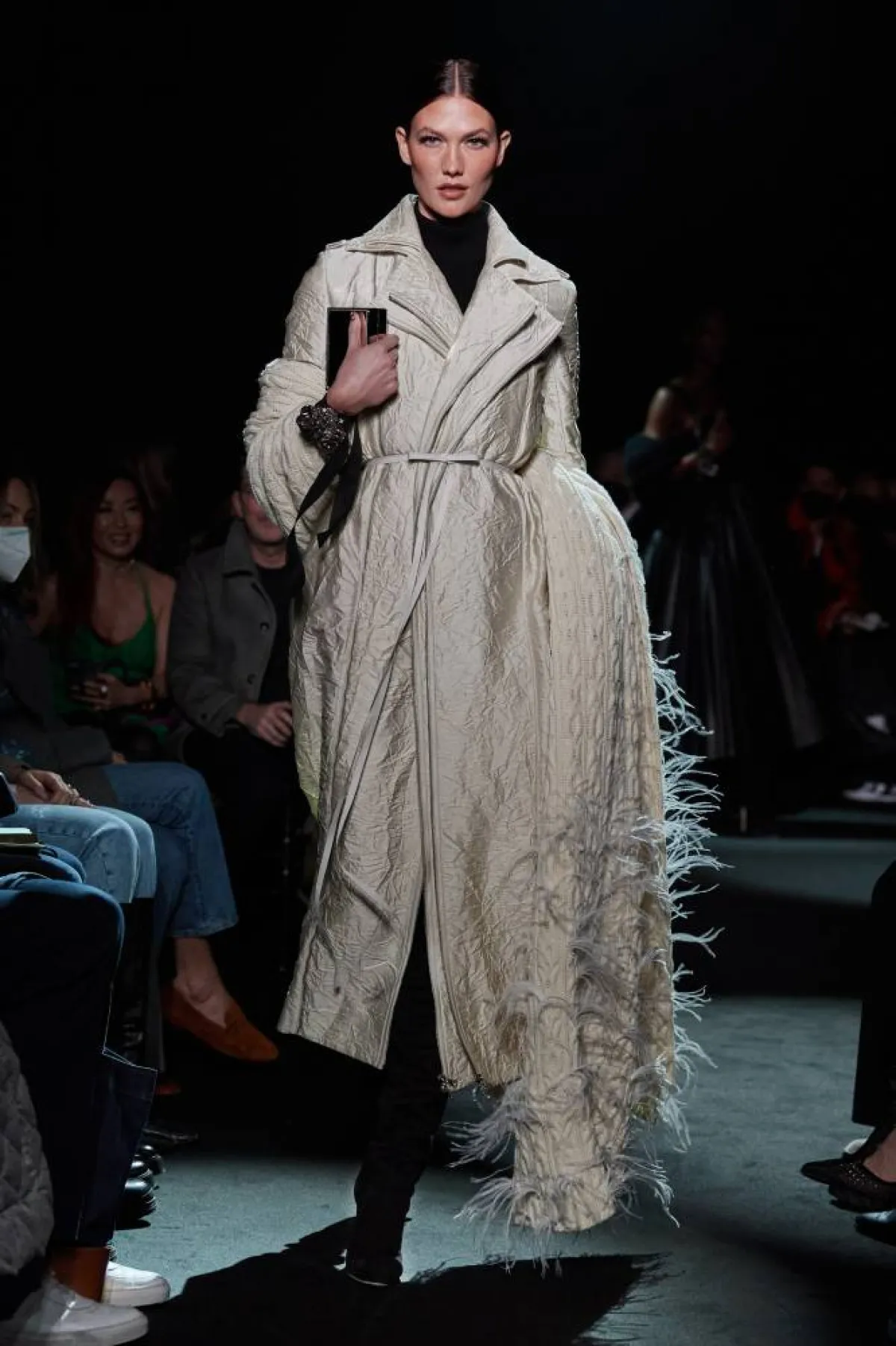 معطف أبيض مزدان بخيوط 