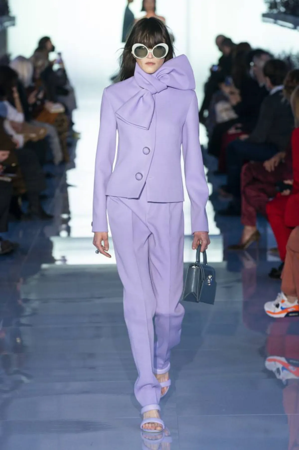 بدلة باللون الأرجواني الباستيل من ديل كور Del core   