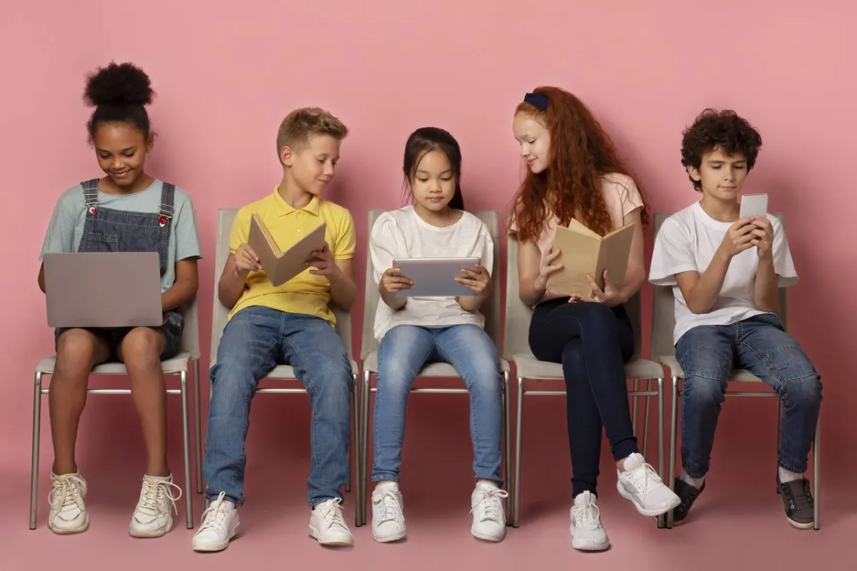 أطفال يقرأون الكتب عبر الآيباد