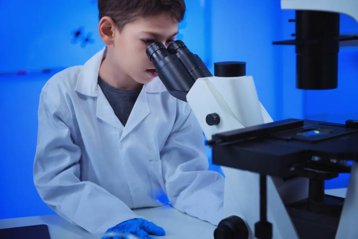 صورة لطفل في المختبر