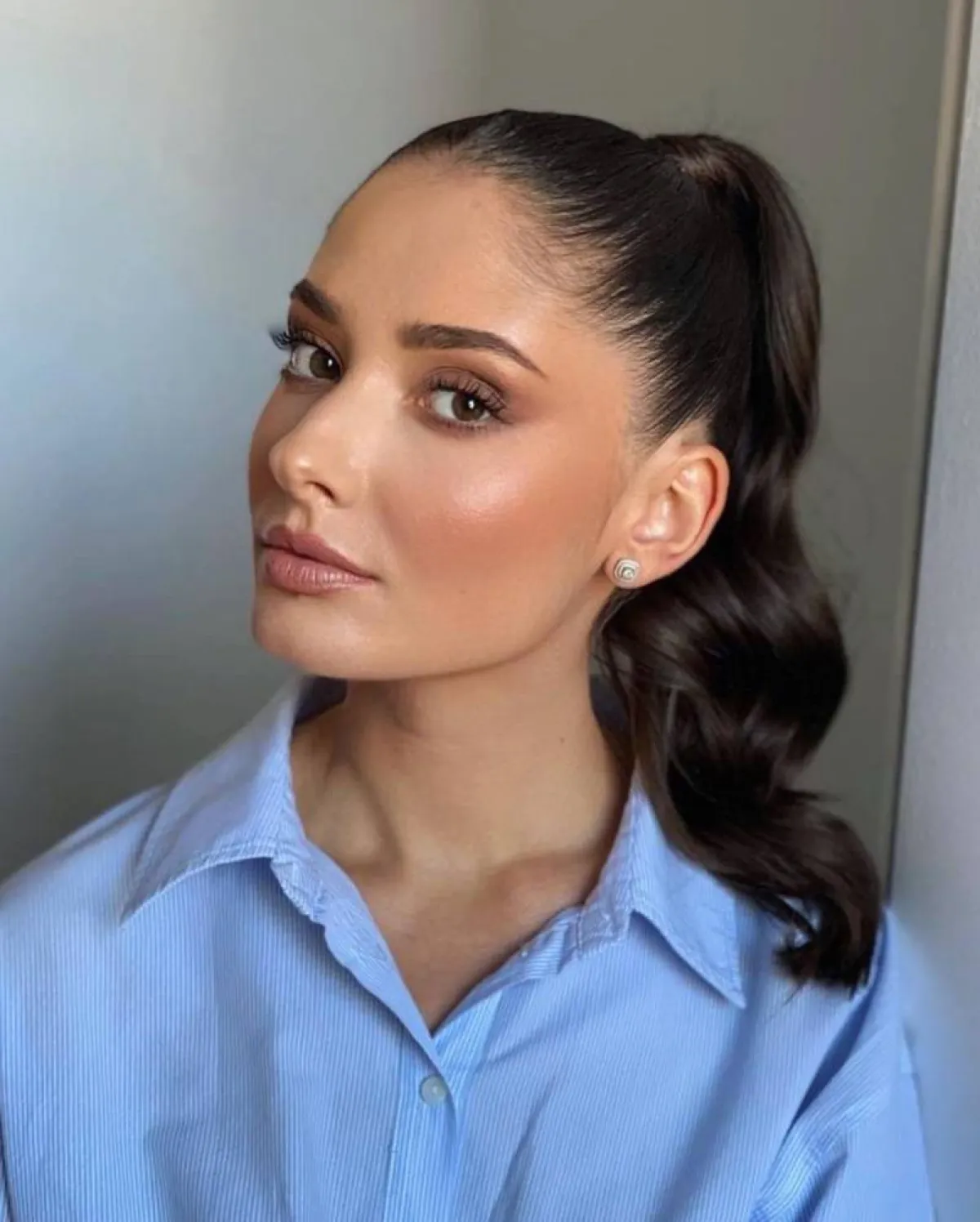 تسريحة ذيل حصان مرفوع بخصلات فير مع غرة مشدودة للشعر المالس