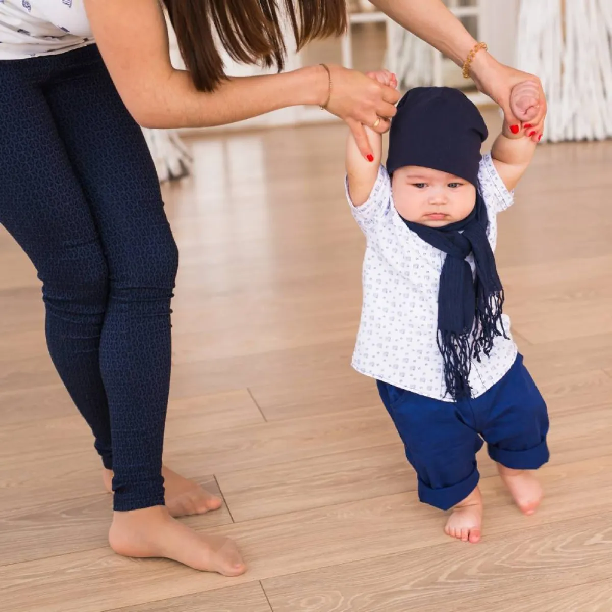 صورة لطفل يتعلم المشي