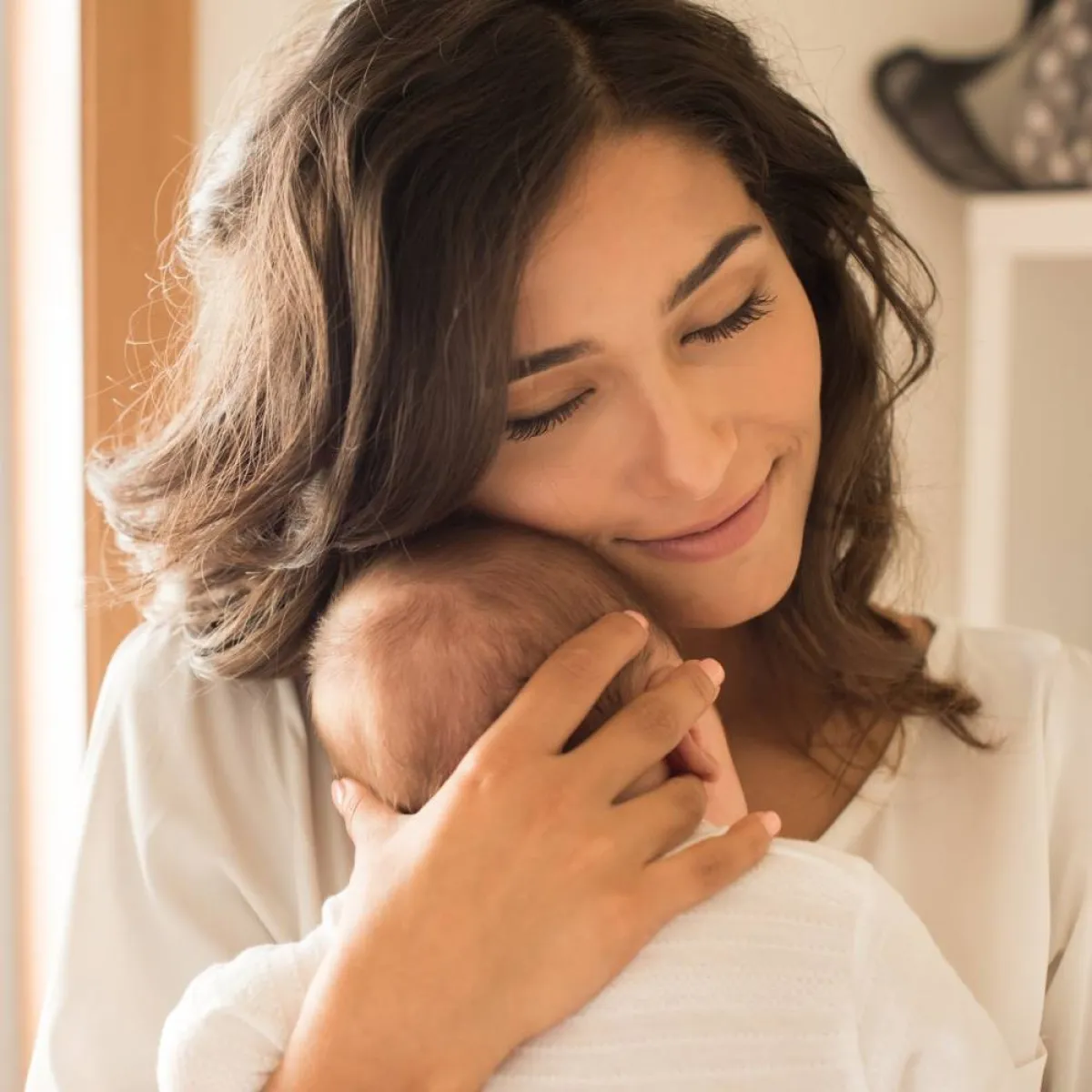 صورة لأم تحتضن طفلها