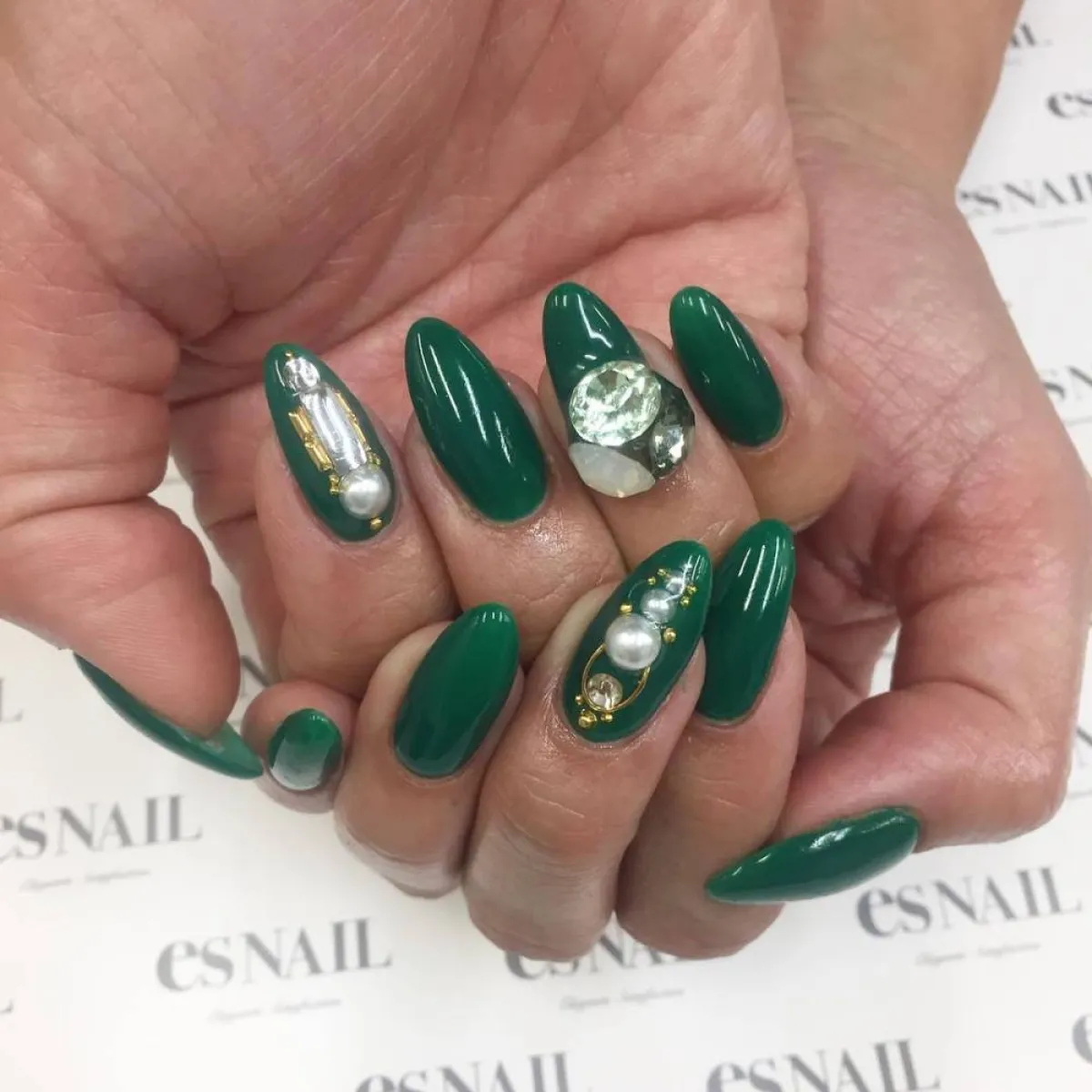 مناكير أخضر مرصع