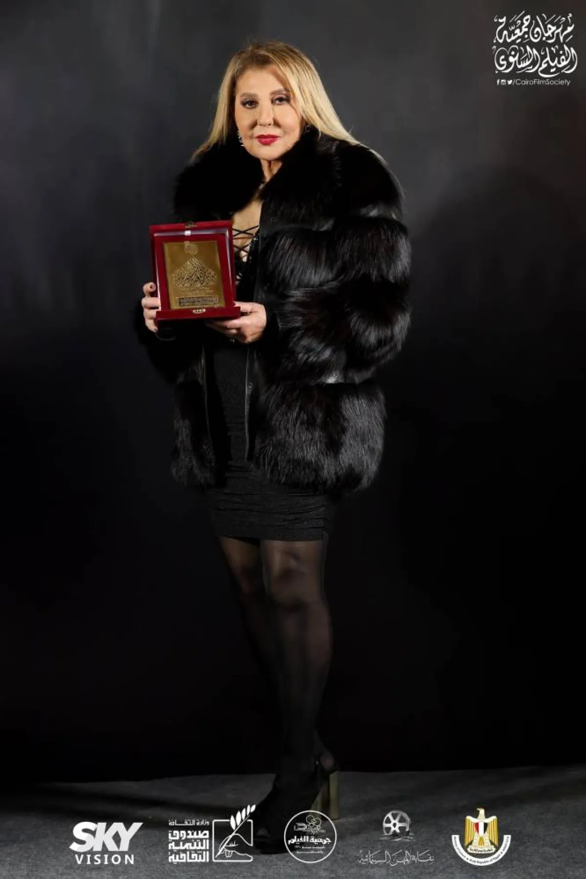 النجمة نادية الجندي عقب تكريمها عن مجمل أعمالها ومشوارها الفني - الصورة من المسؤول الإعلامي للمهرجان