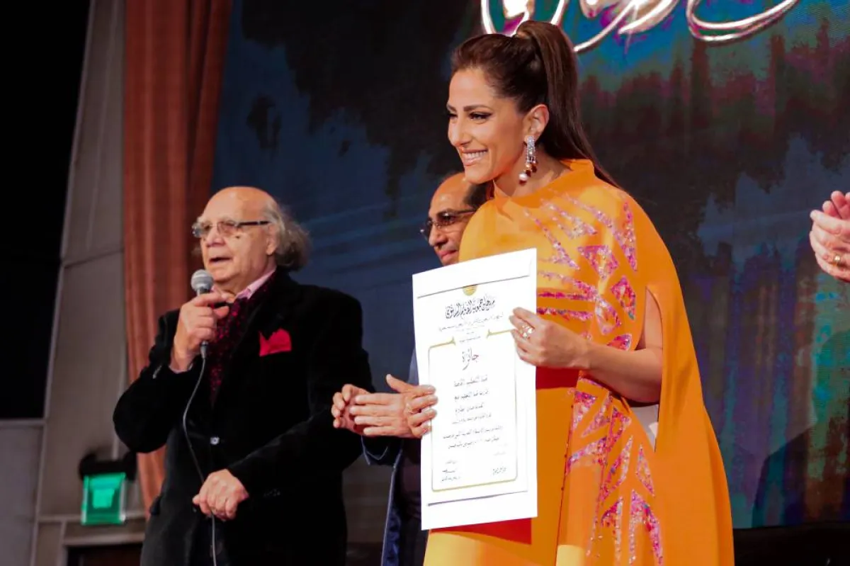 الفنانة حنان مطاوع لحظة تكريمها في مهرجان جمعية الفيلم - الصورة من المسؤول الإعلامي للمهرجان